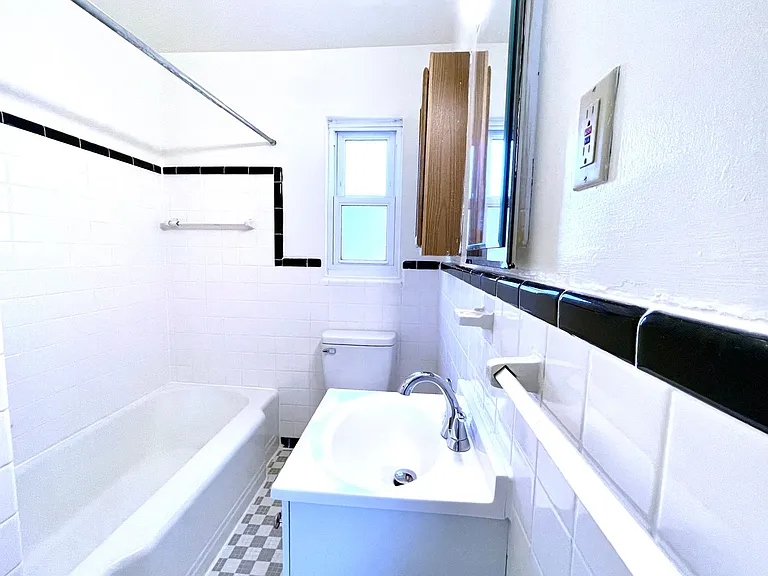 Lindley Park Manor — Photo 13