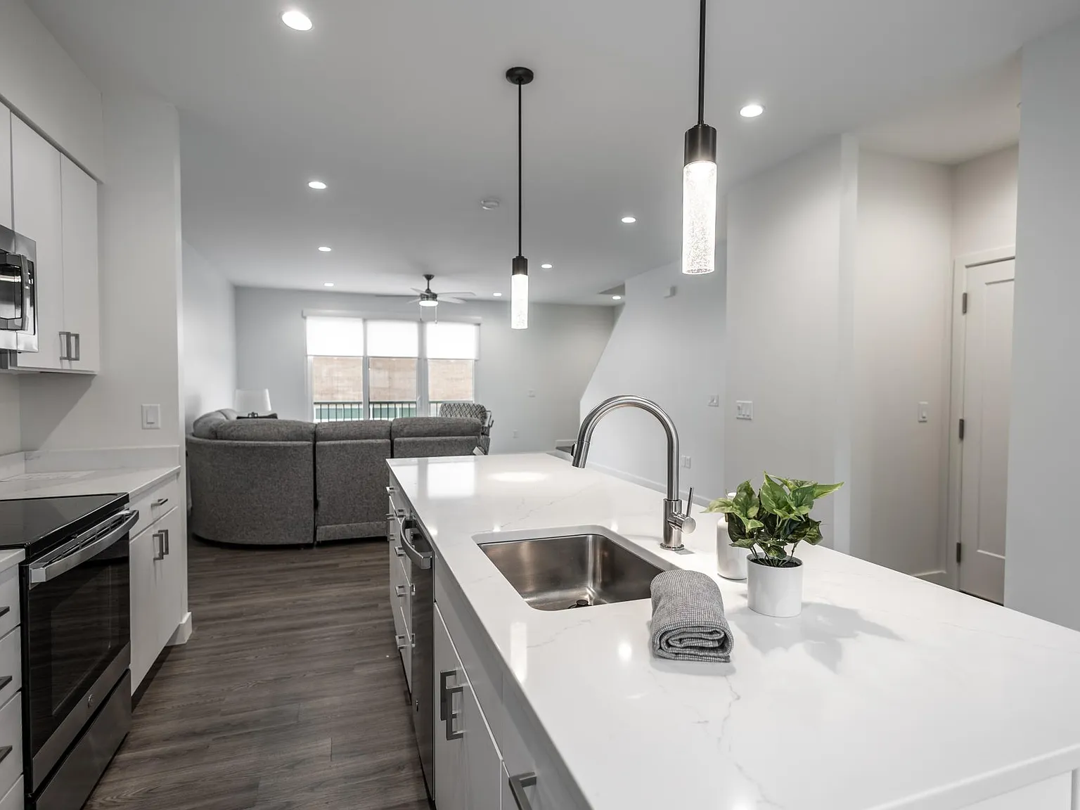 2 bed, 2.5 bath, 1701 sqft, $2,150 — Photo 2