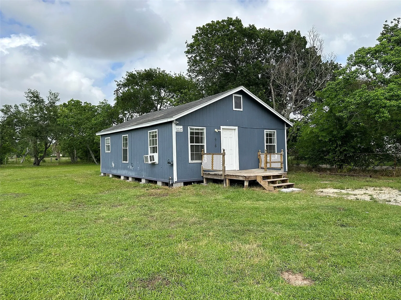 2 bed, 1.0 bath, 768 sqft, $895 — Photo 1