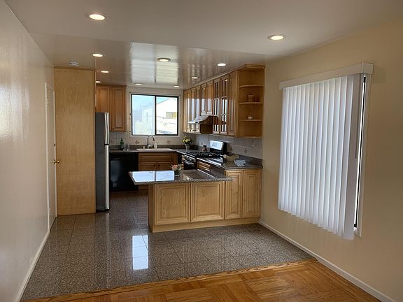 3rd image of 1096 Wildwood Ave