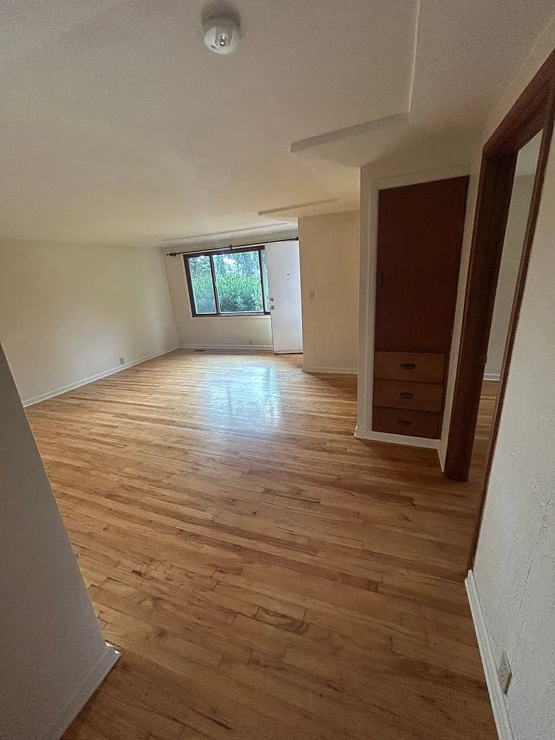 Spacious 2 Bedroom 1 Bath Duplex in Park-Like Setting - Pets Welcome — Photo 3