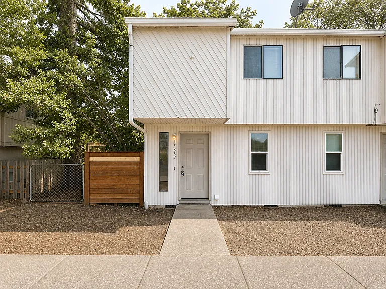 15865-15869 SW Misty Ct — Photo 2