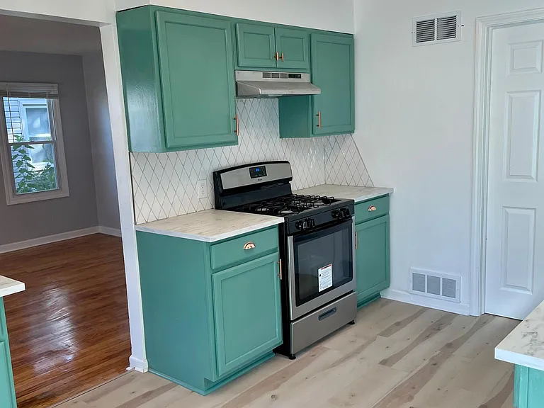 111 W Mapledale Ave — Photo 4