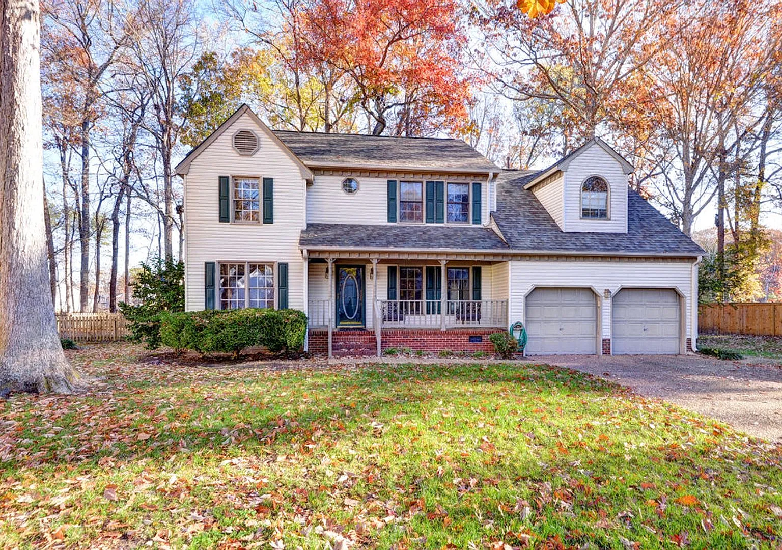 Spacious Home in the Woods of Tabb Neighborhood — Photo 3