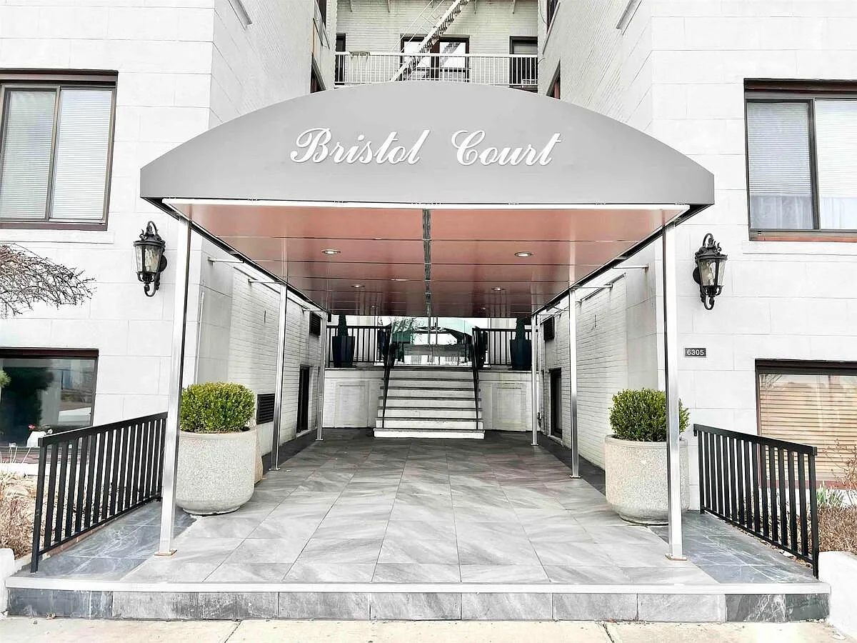 Bristol Court — Photo 1