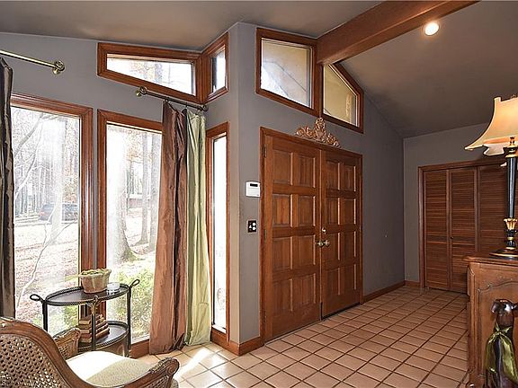 3rd image of 304 Nutwood Cir