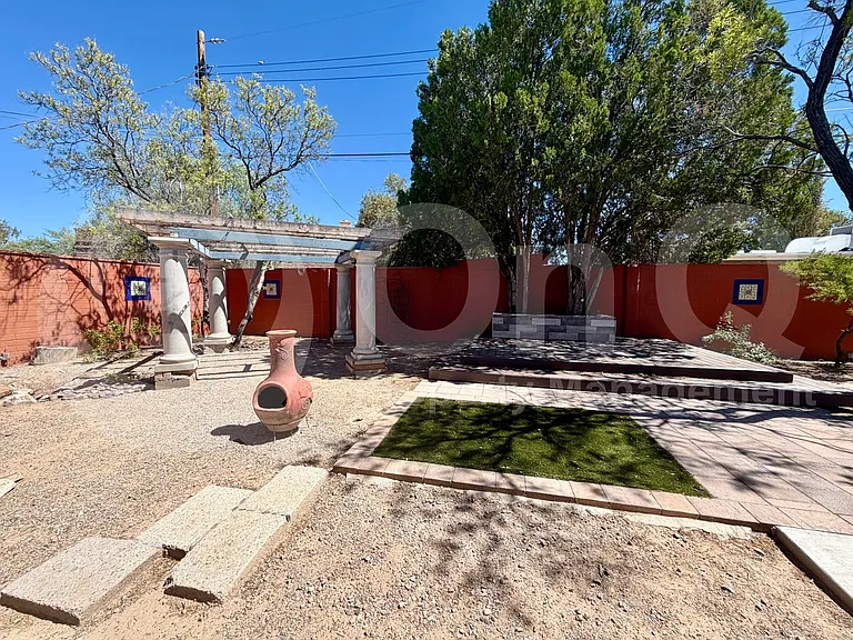 2526 E Allen Rd — Photo 16