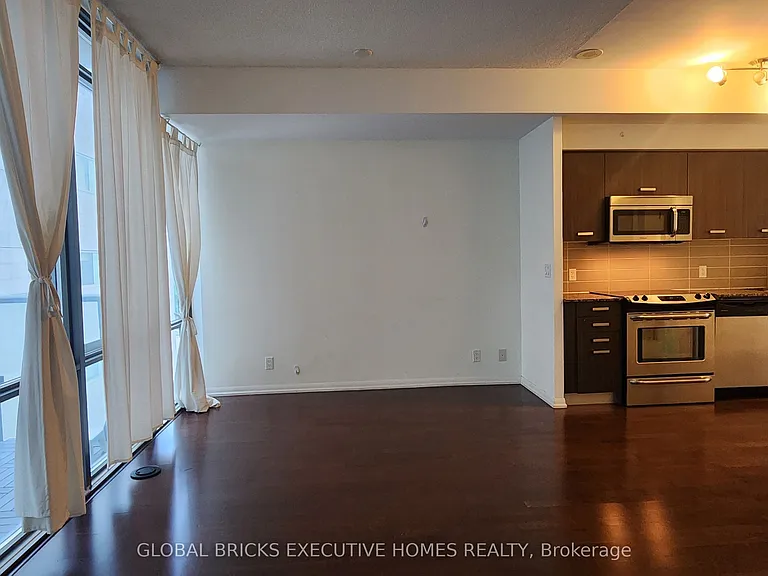 832 Bay St #501 — Photo 16