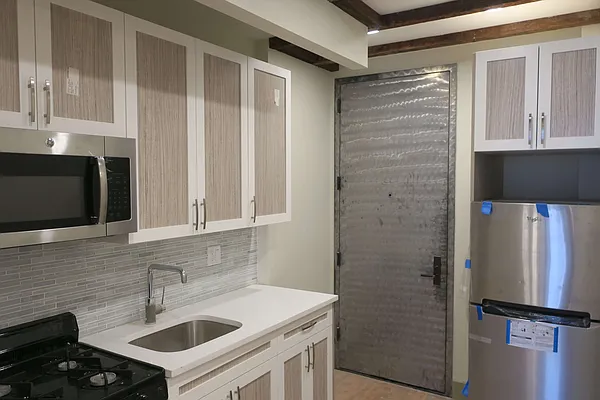 Rented by Joel Weisz, LREB | media 21