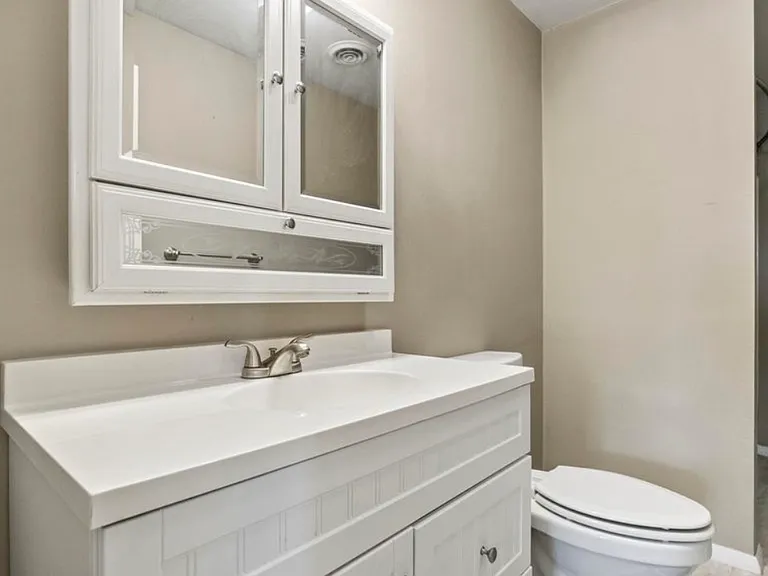 1005 E Washington Center Rd — Photo 11