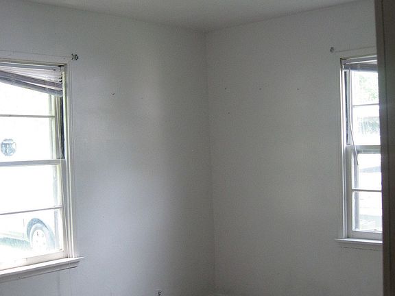 5th image of 614 W Vineyard St