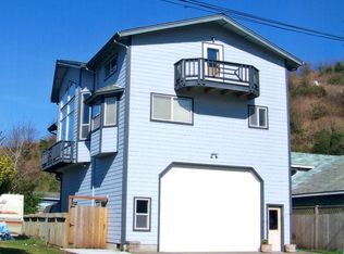 155 6th St, Winchester Bay, OR 97467