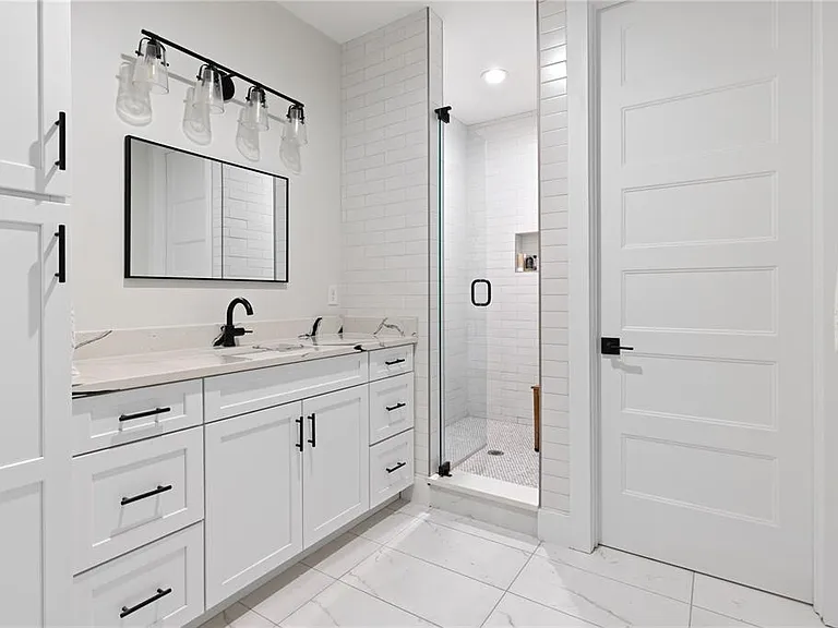 64 N Park Ave — Photo 25