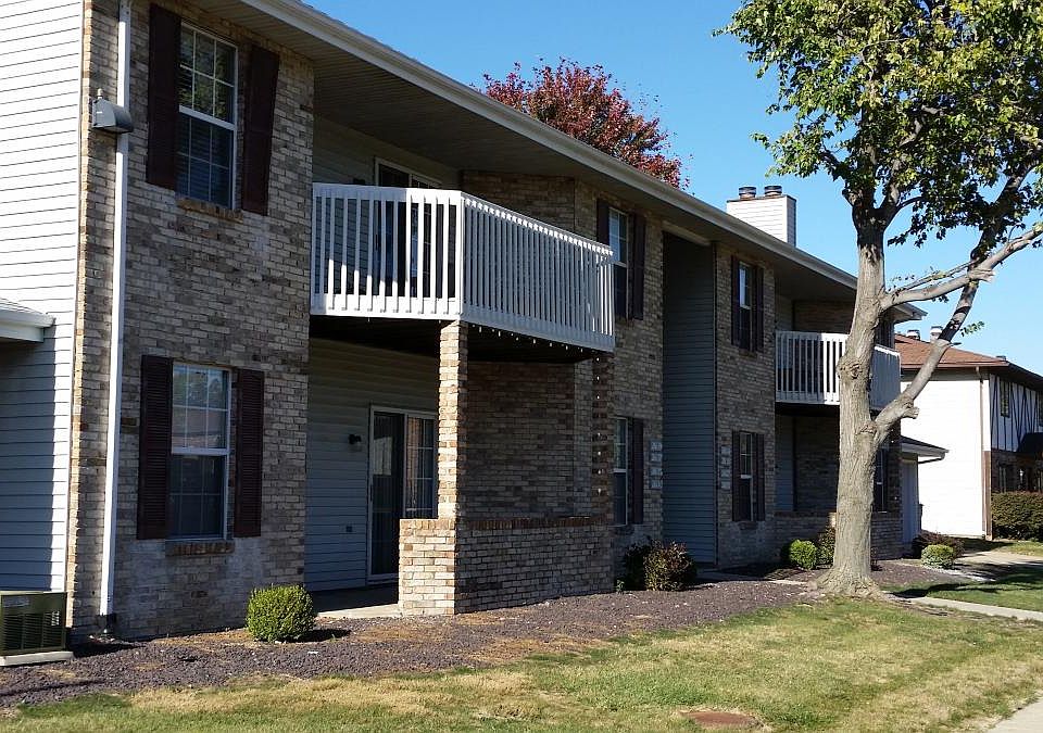 2nd floor apt. w/private balcony, 1st floor private patio