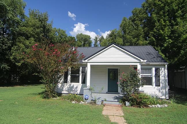 1st image of 702 W Kingwood Dr