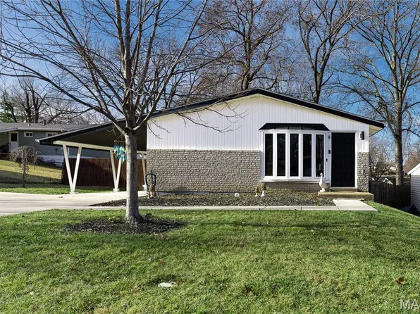 1211 Fernleaf Dr, Saint Louis, MO 63126