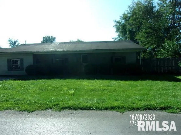 365 S Bissell St, Virden, IL 62690