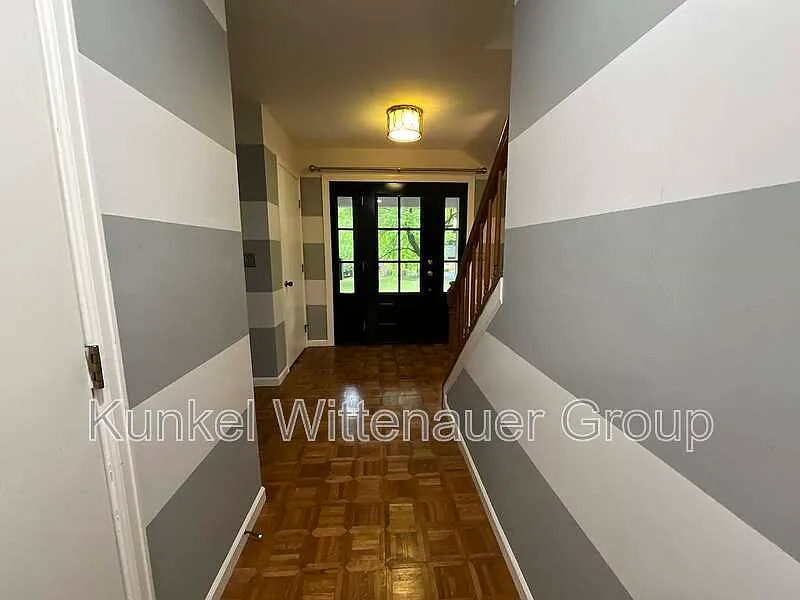 4 bed, 2.0 bath, 3900 sqft, $2,800 — Photo 2