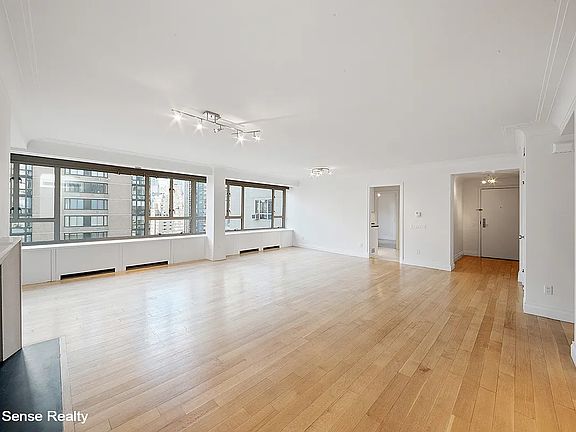 5th image of 200 E 66th St APT A1701