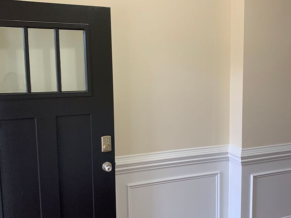 Wainscoating (front)