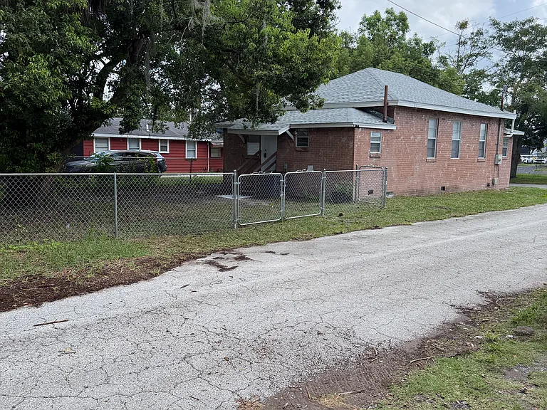 252 Claude St — Photo 15