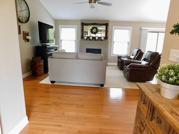 4th image of 947 Briarwood Ct