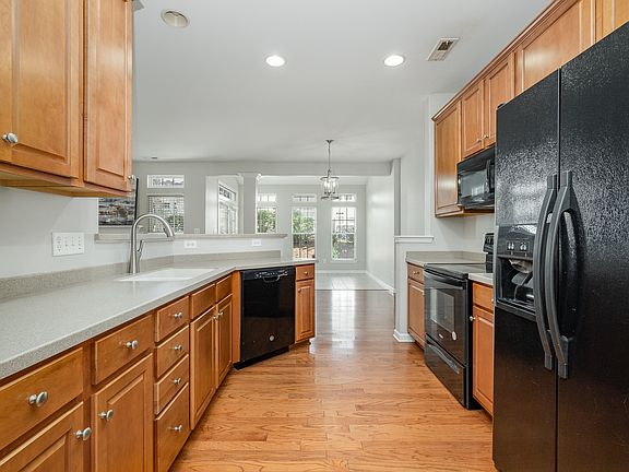 4th image of 132 S Arcadian Way