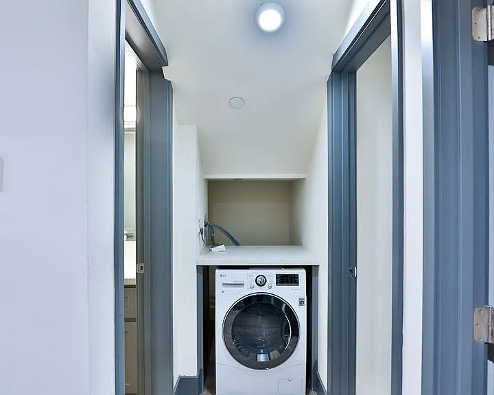 1180 W 37th Pl — Photo 15