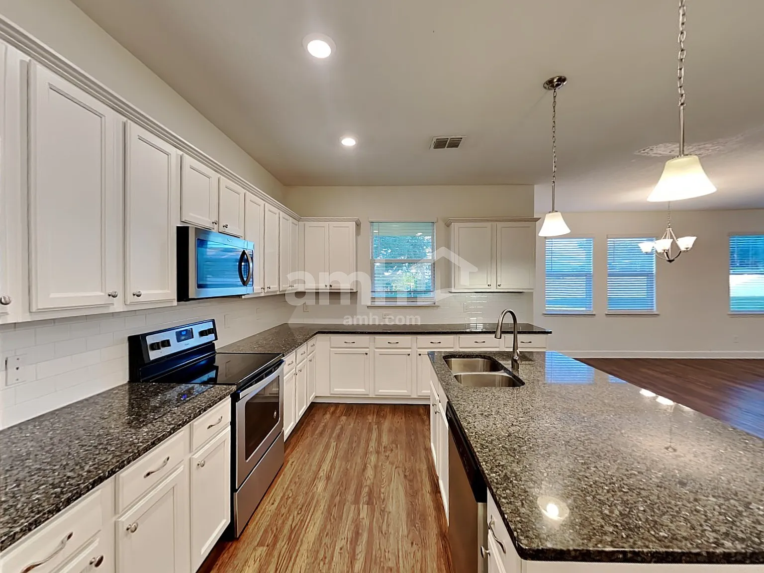 4 bed, 2.5 bath, 2324 sqft, $2,395 — Photo 4