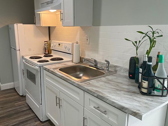 3rd image of 956 Pratt St #1