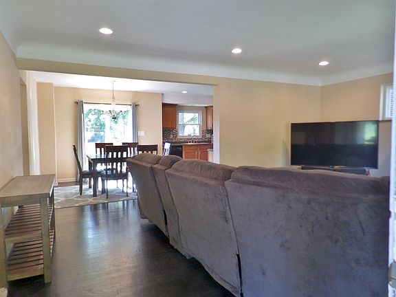 5th image of 1082 Fashion Ave