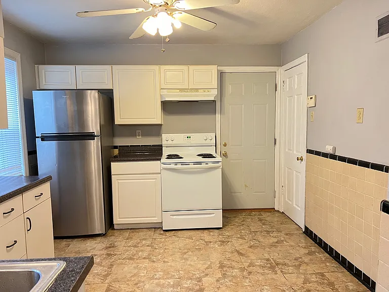 1200 Watts Ave — Photo 9