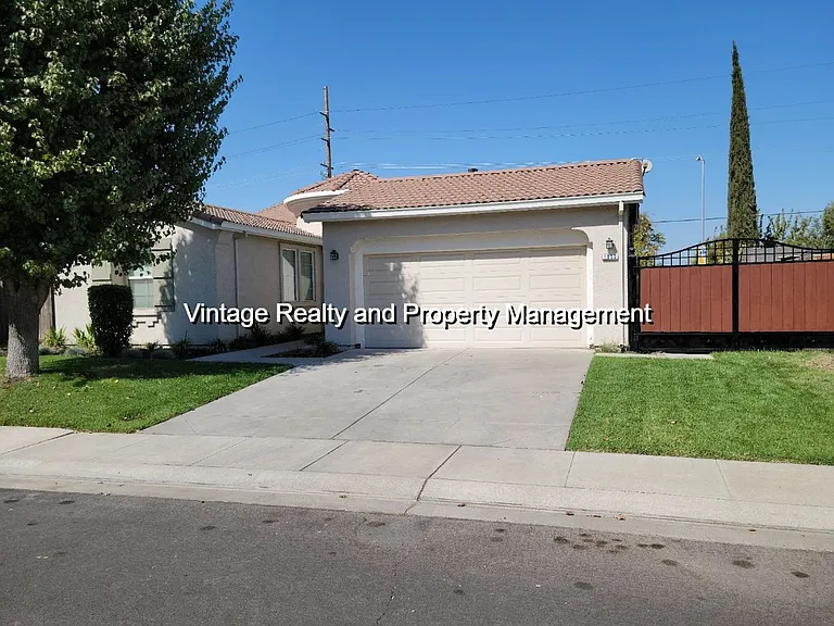 1052 Foxfire Dr — Photo 2