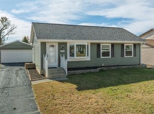 3719 Blue Mound Dr NE, Cedar Rapids, IA 52402