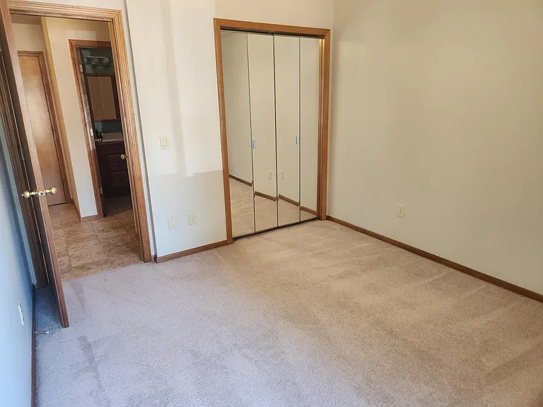 611 NE Tracker Ct — Photo 25