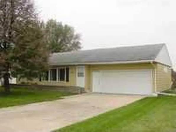1204 4th St SW, Waverly, IA 50677