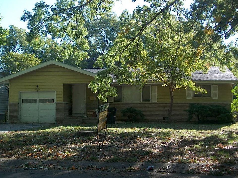Front View of Home w/ Attached Garage