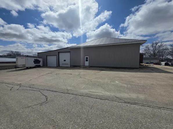 211 W 3rd St, Greeley, IA 52050