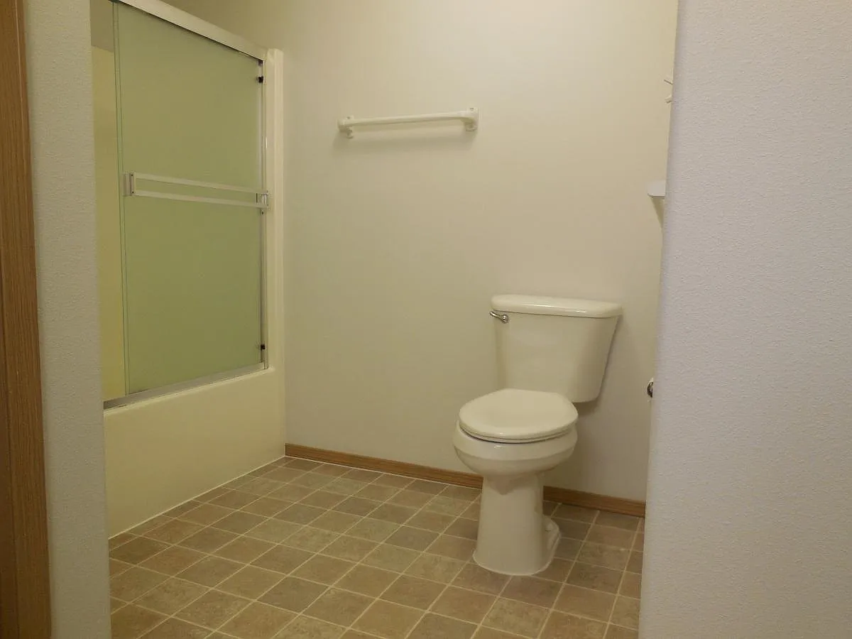 2 bed, 1.5 bath, 950 sqft, $1,300 — Photo 2