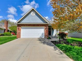 13713 Pembroke Cir, Leawood, KS 66224