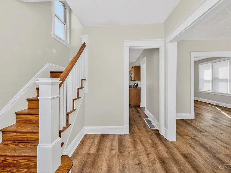 1007 W Loveland Ave — Photo 2
