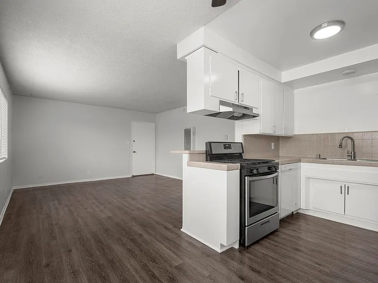 814 Victor Ave — Photo 9