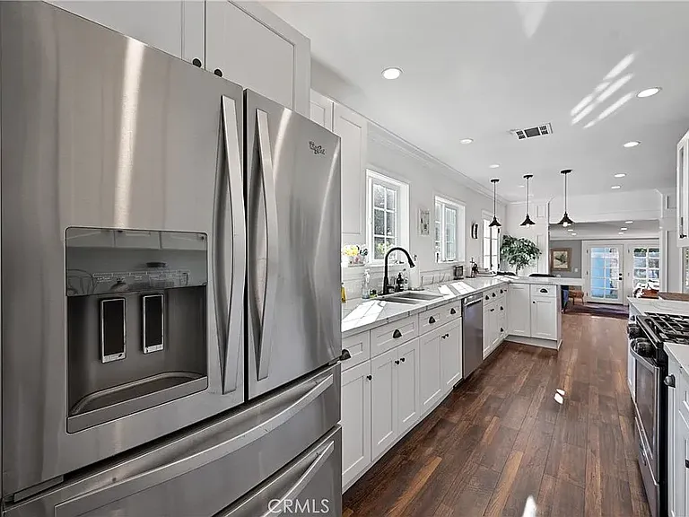 20852 Kittridge St — Photo 24