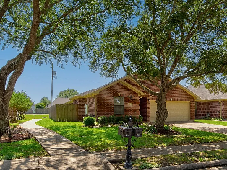 402 Live Oak Ln — Photo 2