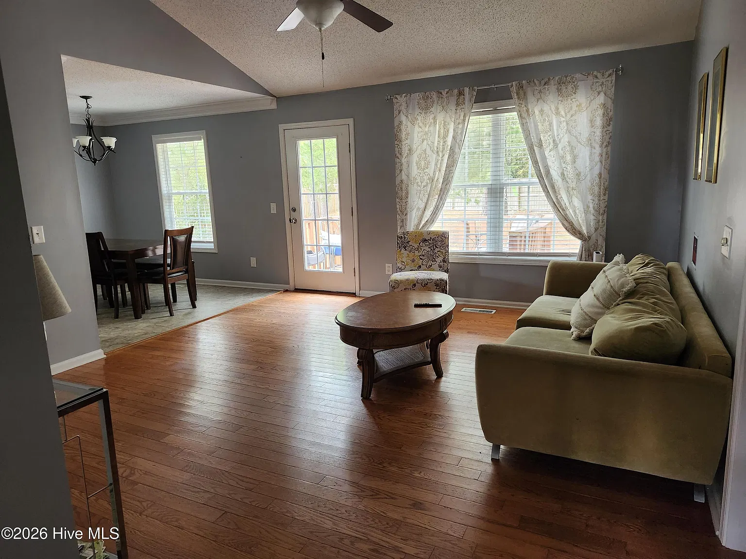 3 bed, 2.0 bath, 1518 sqft, $2,000 — Photo 2