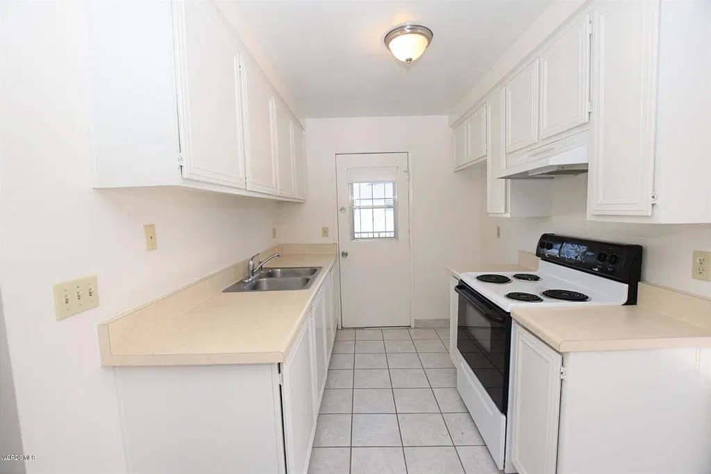 2 bed, 1.0 bath, 856 sqft, $2,300 — Photo 4