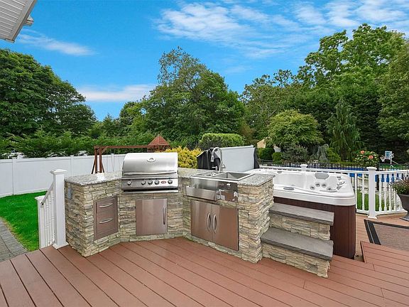 4th image of 709 Peconic St
