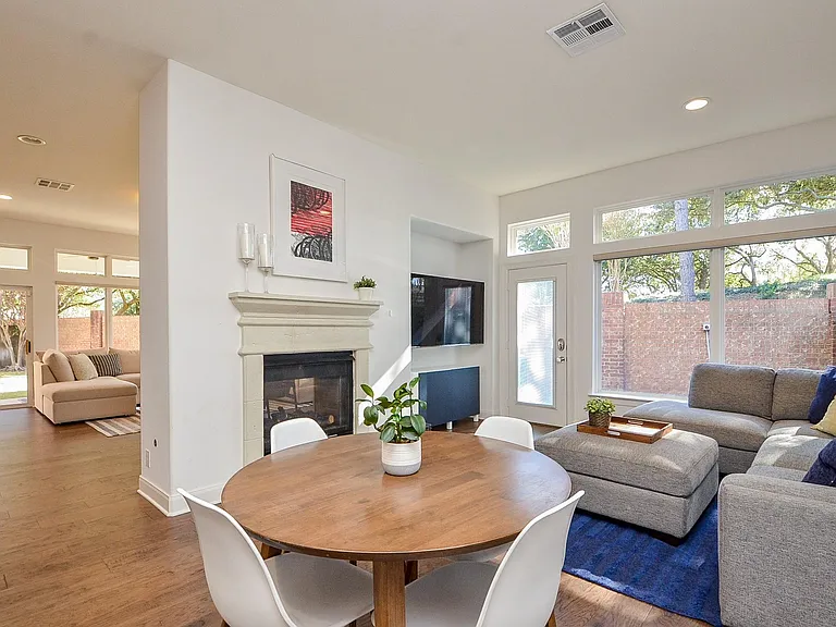 2826 Tudor Mnr — Photo 22