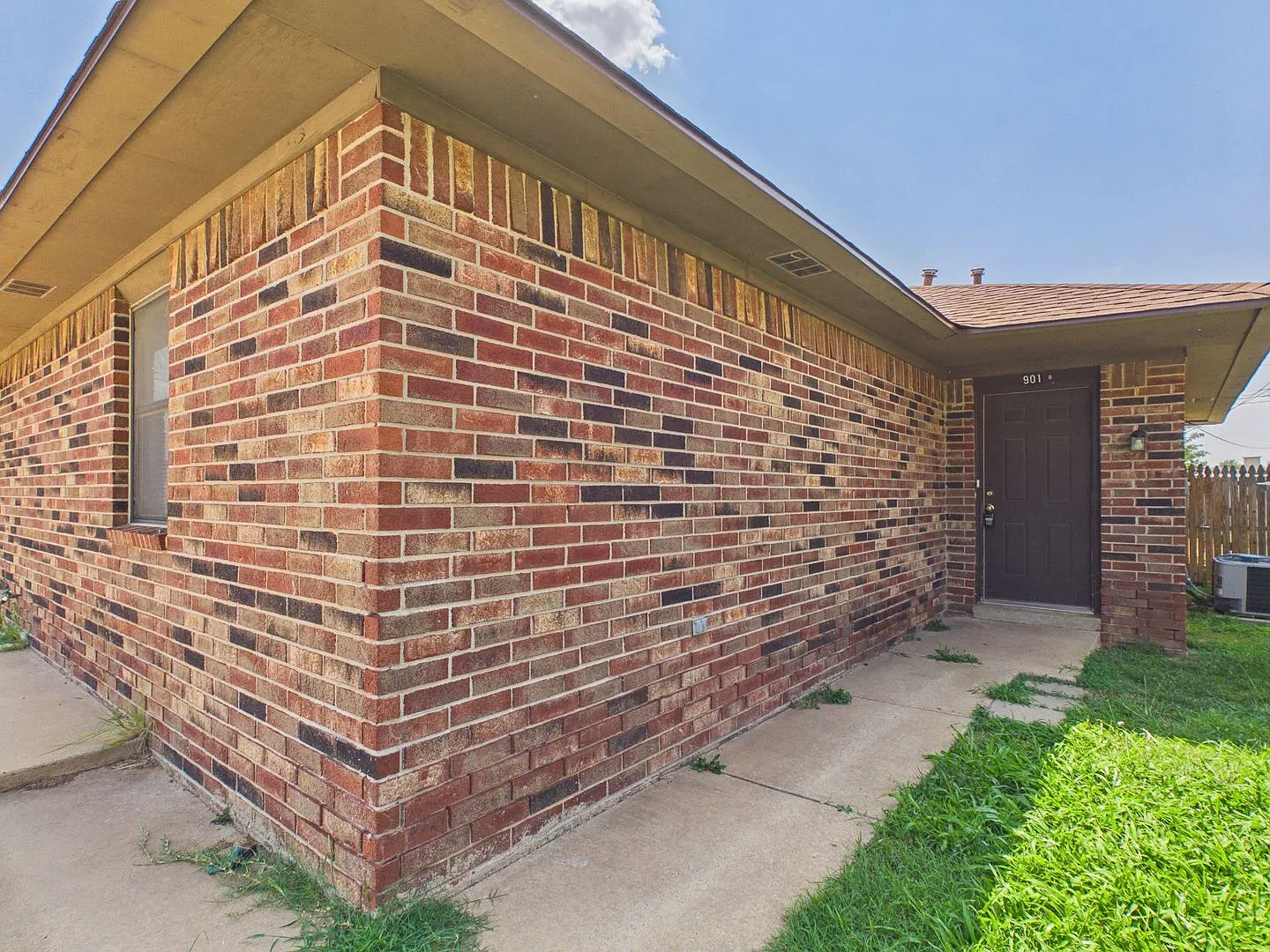 Cute 2 bed 1 bath you don't want to miss! — Photo 2