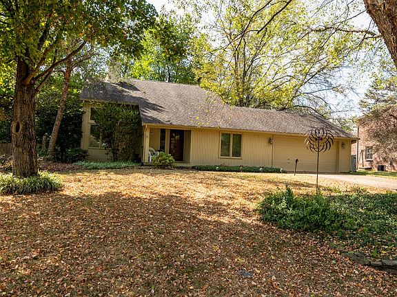 2nd image of 728 Nakomi Dr